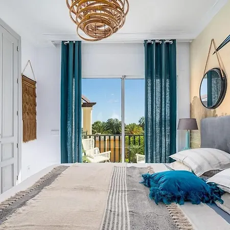 Holiday home Luxurious 4br Designer Retreat In *