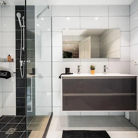 Luxurious 4br Designer Retreat In