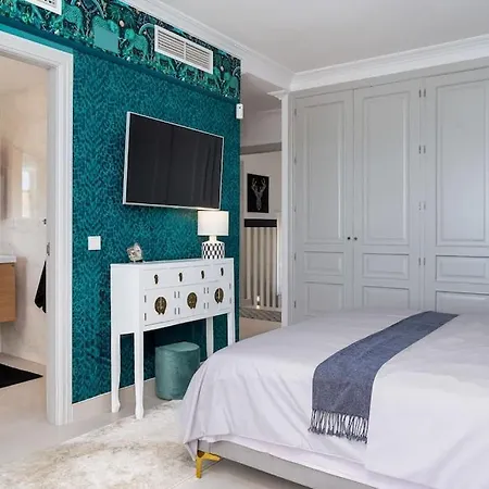 Luxurious 4br Designer Retreat In Holiday home *