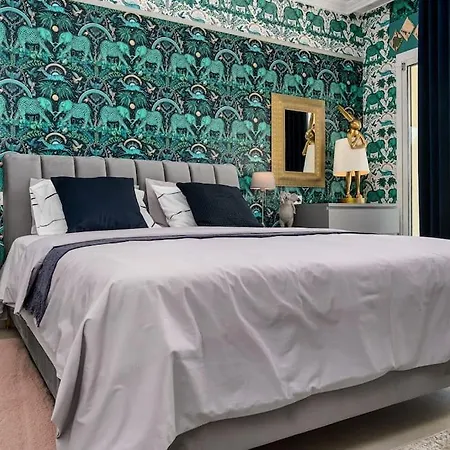 Luxurious 4br Designer Retreat In *