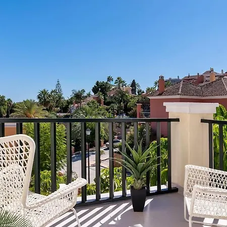 Luxurious 4br Designer Retreat In Holiday home