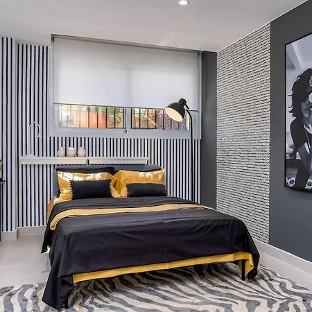 Luxurious 4br Designer Retreat In Holiday home