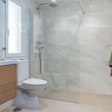 Luxurious 4br Designer Retreat In Holiday home *