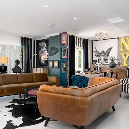 Luxurious 4br Designer Retreat In