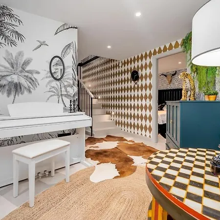 Holiday home Luxurious 4br Designer Retreat In