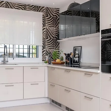 Luxurious 4br Designer Retreat In *