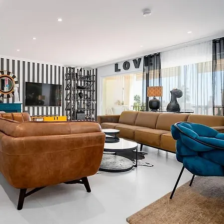 Holiday home Luxurious 4br Designer Retreat In *
