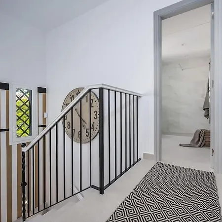 Luxurious 4br Designer Retreat In *