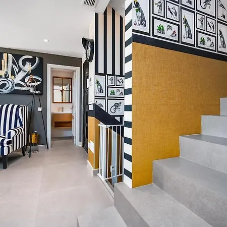 Luxurious 4br Designer Retreat In Holiday home